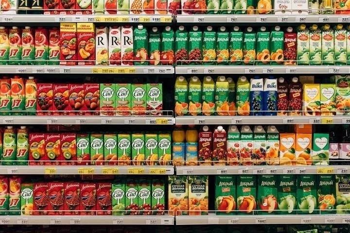 🧃Правительство РФ планирует с 15 мая запустить эксперимент по маркировке соков и газировок.
 
По данным Высшей школы экономики, доля подделок в этом сегменте превысила 12%. Представители бизнеса уже заявили, что готовы подключиться к государственной системе маркировки «Честный знак»: никаких особых затрат на это не потребуется, так как на тех же производствах уже маркируют воду и другие товары.