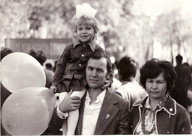 Праздничный парад . Папа, мама, я