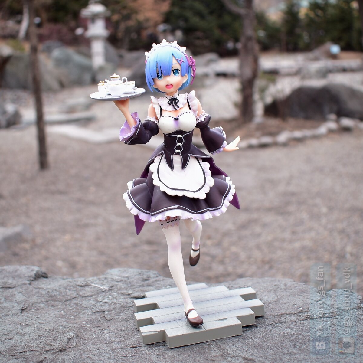Коллекционная фигурка по мотивам «Re:Zero». Милашка Рем, горничная из поместья Розваль. Локация «Сад Камней» г. Владивосток. Фото сделано автором.