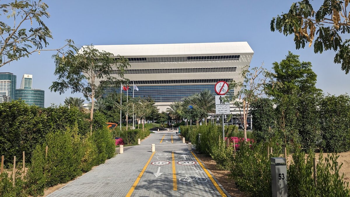 Вид на главный вход в здание