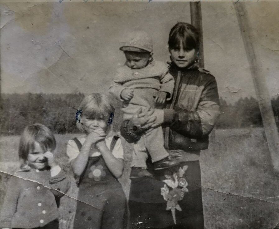 На фотографии слева-направо: тёти Евгения, Анжелика, на руках у мамы Елены племянник Владимир.
