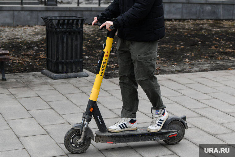    Самокатчица выехала с тротуара на проезжую часть на зеленый сигнал светофора