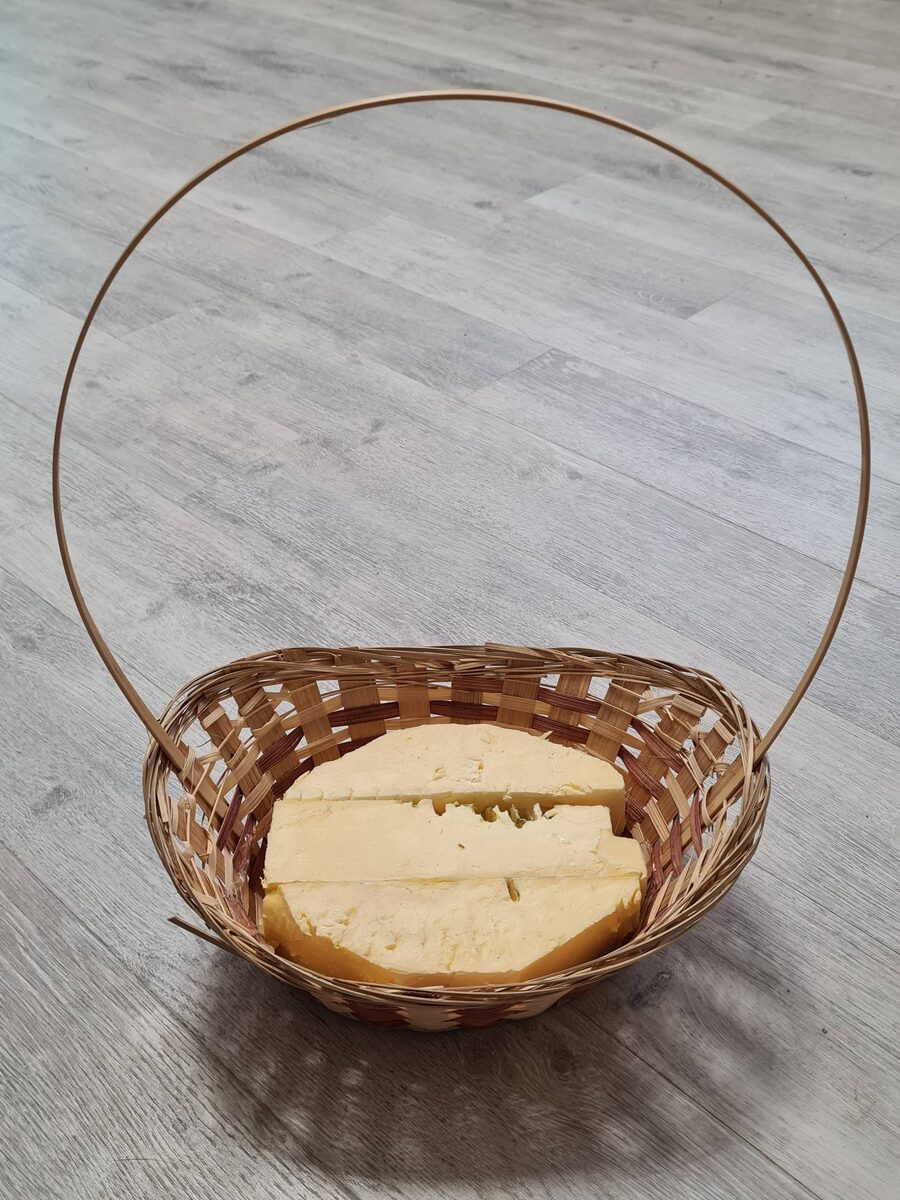 Для начала в дно корзины укладываем пенопласт. Вырезаем его необходимой формы и размера и фиксируем клеем для прочности.