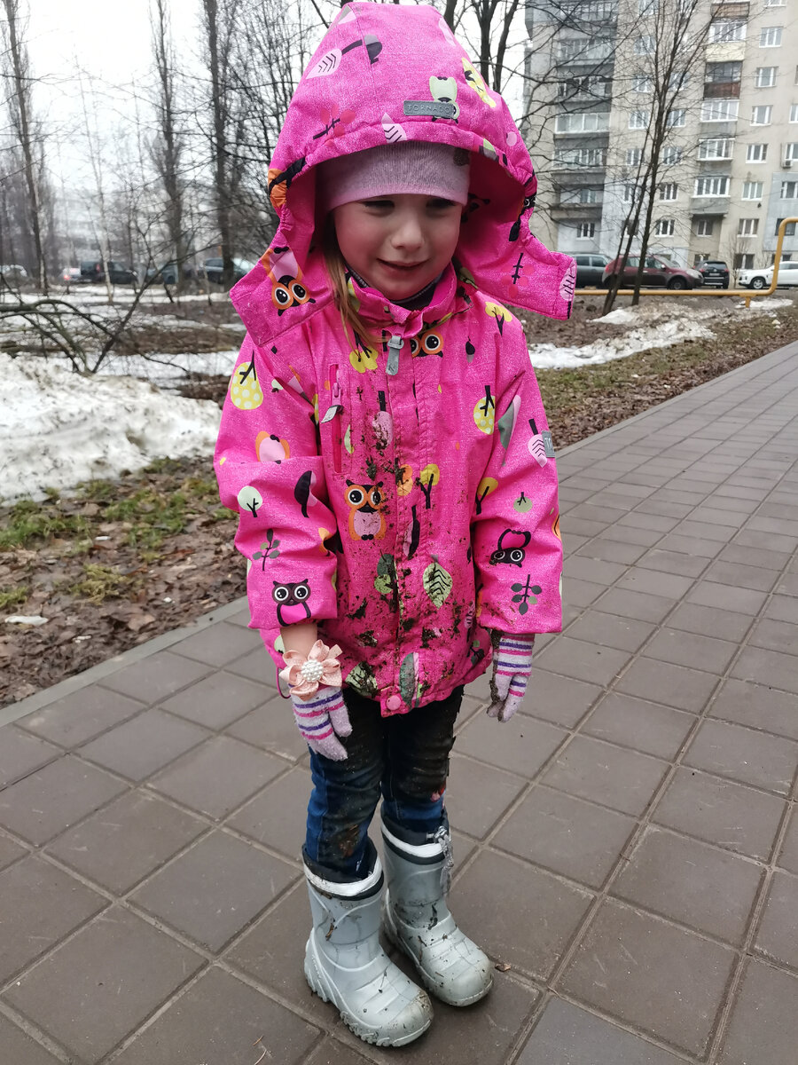 На фото дочка рыдает из-за того, что упала в грязь, когда погналась за голубем. Больше всего расстроилась, что бантик испачкался, ну и коленки больно. 