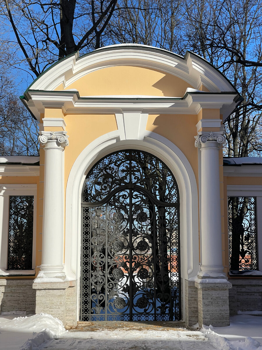 В солнечный день погулять в лавре удовольствие