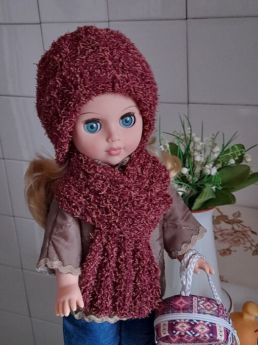 Шапочка-бини и длинный широкий шарф из рубиновой полушерсти. Апрель, 2023.