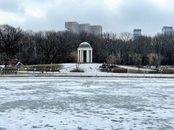 Снег возле ротонды растаял через час, пруд покрыт еще рыхлым пористым льдом