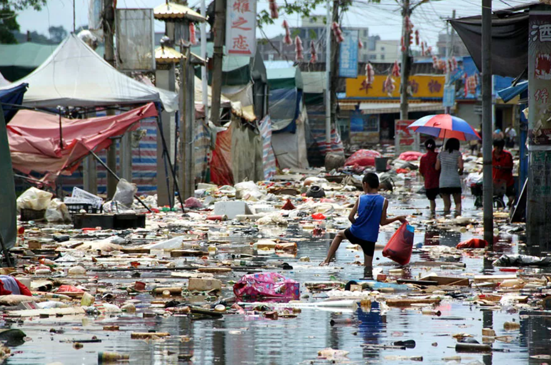 Beautiful busy crowded clean relaxed polluted. Загрязнение окружающей среды в Китае. Янцзы грязная река. Загрязненная река Янцзы.