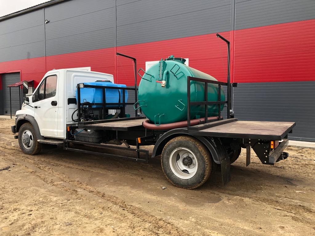 Ассенизатор с площадками для биотуалетов