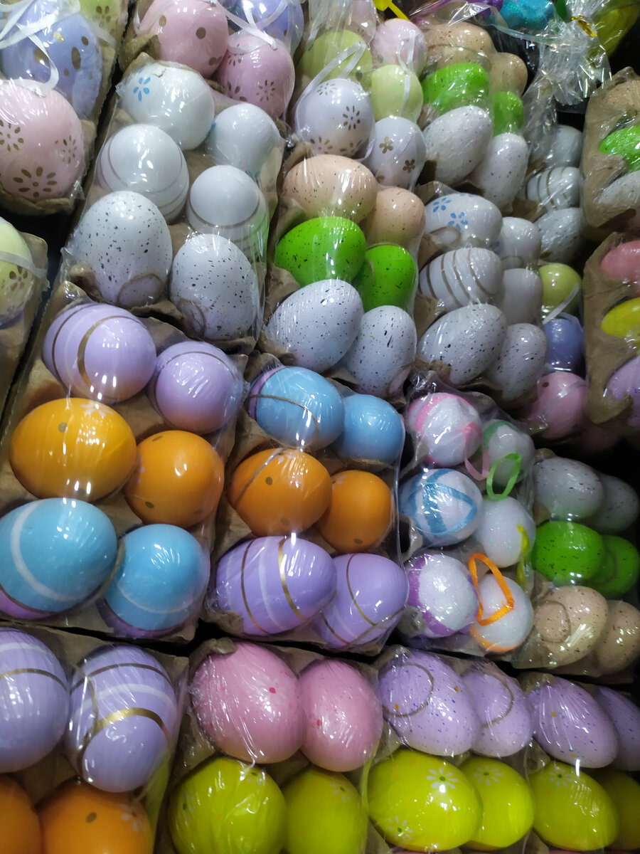 Такое обилие... но мы не знаем, каким способом они окрашены и сколько уже лежат на витрине... 