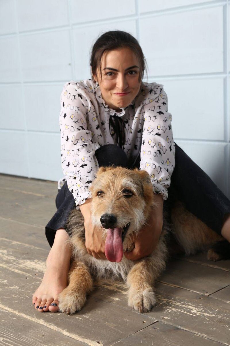 Каждая собака — терапевт, часто вприглядку. Поэтому, она — в фокусе. Татьяна Хозиева в проекте по поиску хозяев для бездомных собак. Фото: Варвара Соломонова