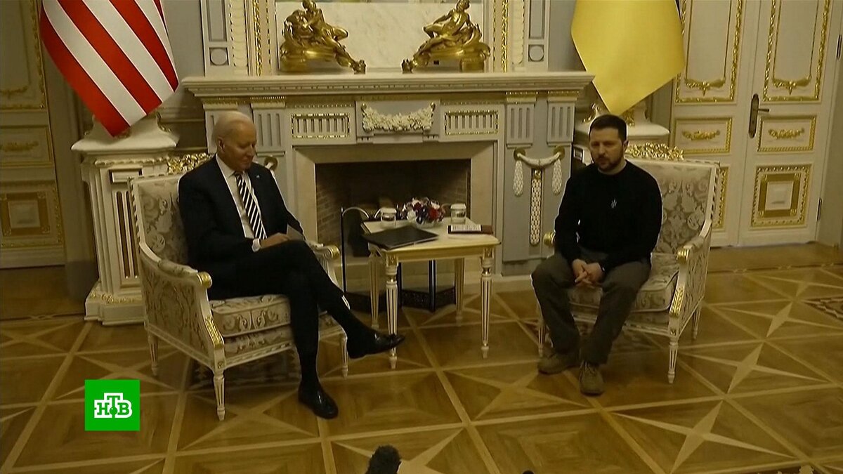    Байден пообещал Киеву около 700 танков и тысячи бронемашин из стран Запада