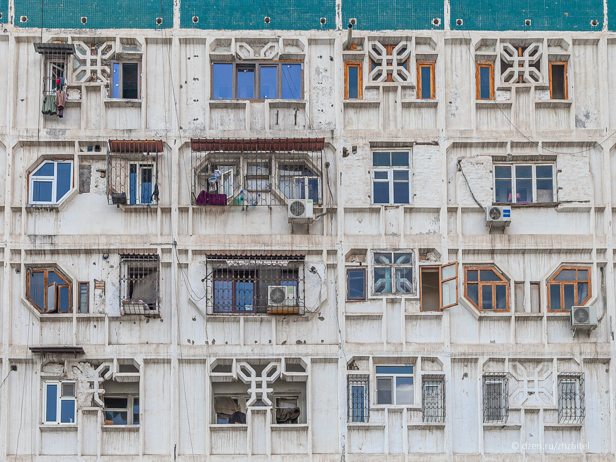 На верхнем этаже сохранились панджары, но довольно условно