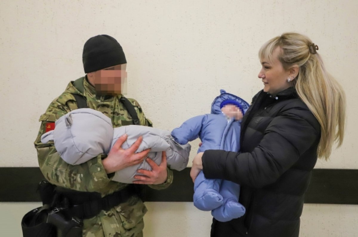    Александр впервые видит своих детей, которые родились, когда он был в командировке в зоне СВО.