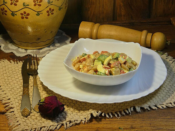 Рецепт салата с крабовыми палочками благодаря соусу в его составе очень необычный и интересный.-9