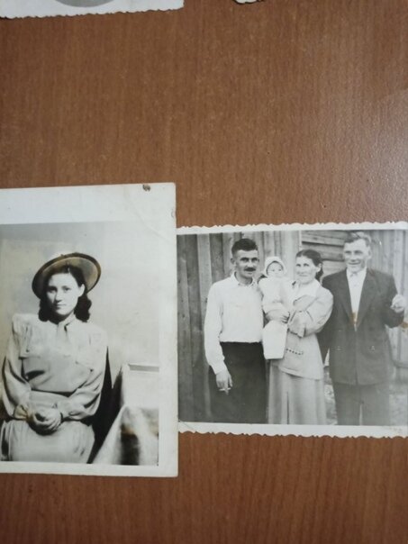 Это мои родители, мои бабушка и дедушка и лялечка -старшая сестра.