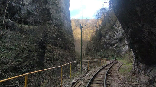 Опасное Гуамское ущелье ранним утром весной