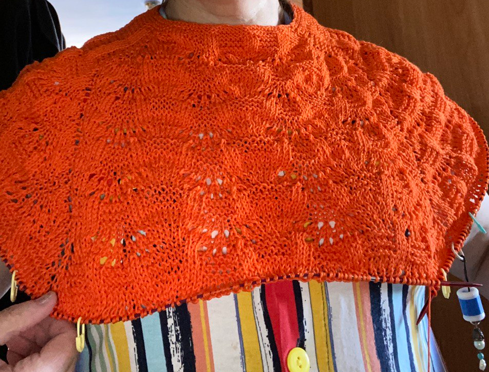 Здесь хорошо видна линия прибавок как в обычном реглане и маркеры "доборов"