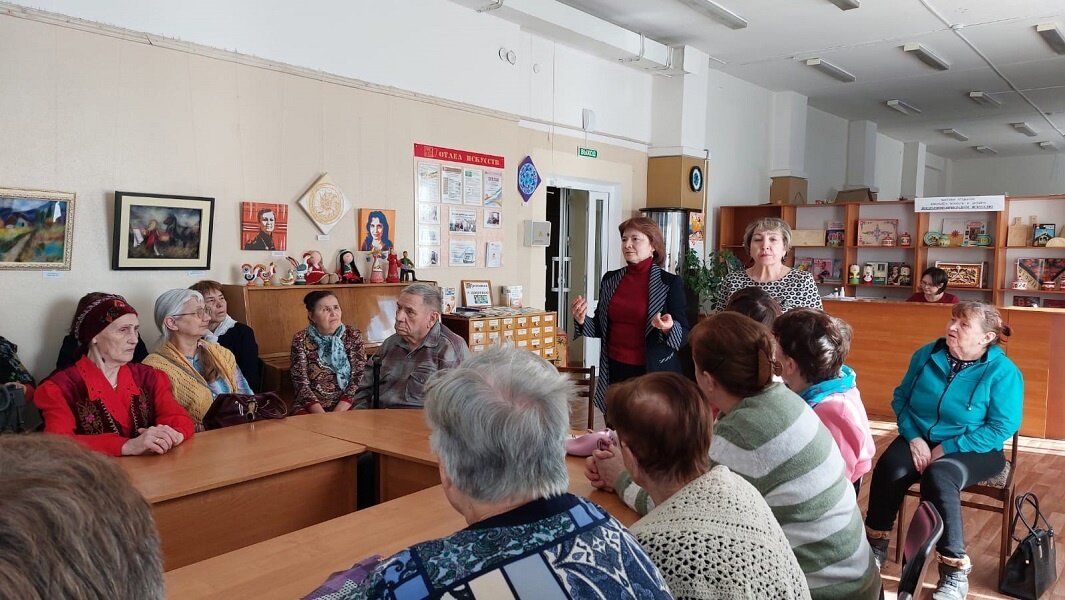 Библиотеки набережных челнов. Центральная городская библиотека Набережные Челны. Встреча века. Собрание в клубе пряжи. Заседание семейного клуба.