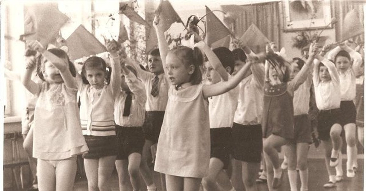 Если глянуть старый фотоальбом советской эпохи или же посмотреть любой фильм, снятый в нашей стране до 1990-х, то можно заметить такую деталь. На почти все маленьких девочках весьма короткие платьица.-7