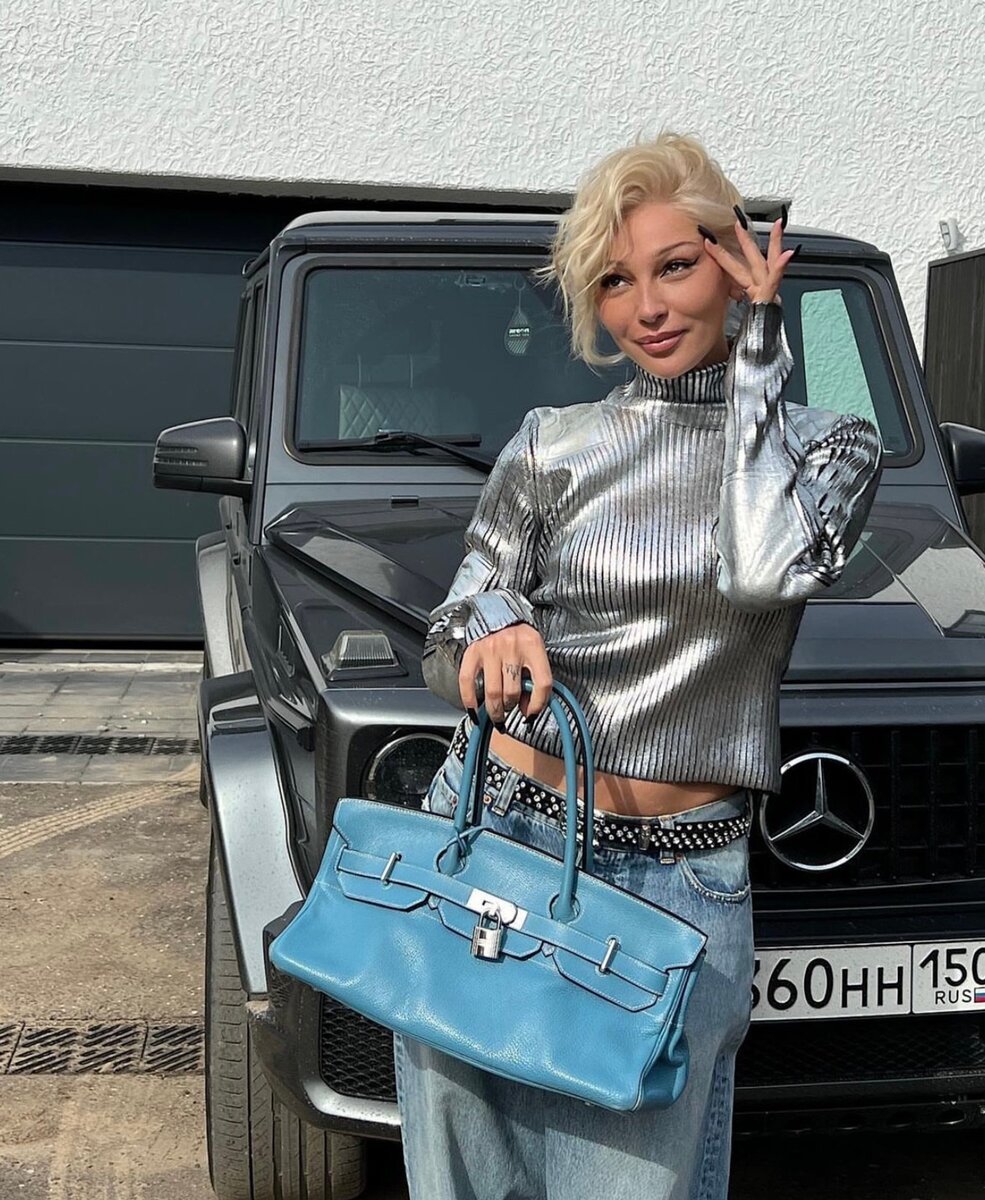    Настя Ивлеева демонстрирует свою новую сумку Hermes Birkin Фото: Инстаграм (запрещен в РФ) @_agentgirl_