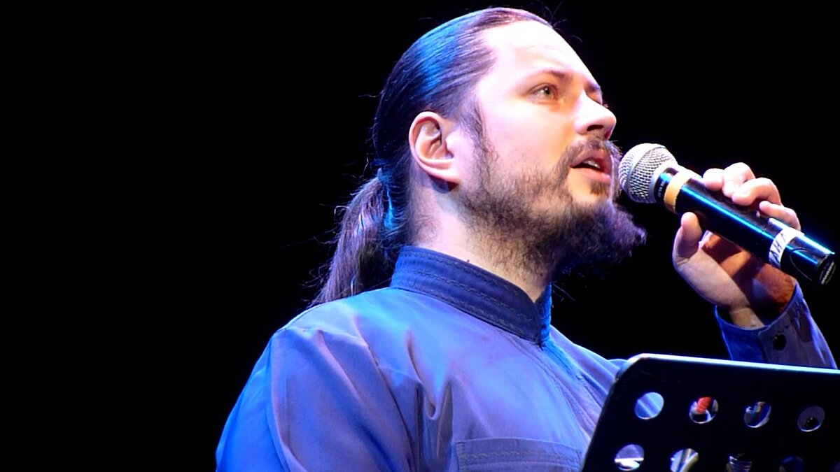 Иеромонах Фотий на концерте.