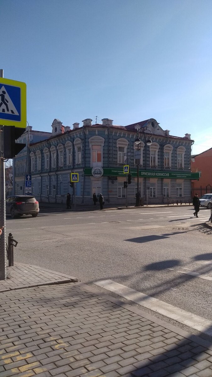 ФОТО АВТОРА УЛ. РЕСПУБЛИКИ Д.17 СЕЙЧАС ЭТО_Государственный аграрный университет Северного Зауралья (Дом И.П. Войнова; А.А. Багаева Один из выразительных образцов "краснокирпичного" стиля в застройке центральных кварталов Тюмени, отражающий различные стилистические тенденции периода эклектики и стилизаторства (в к. XIX нач. ХХ вв. в доме располагался клуб приказчиков, магазины "Братьев Дмитриевых" и "М.Е. Ефимова"). В годы Великой Отечественной Войны здесь размещался госпиталь для раненых воинов советской армии.)