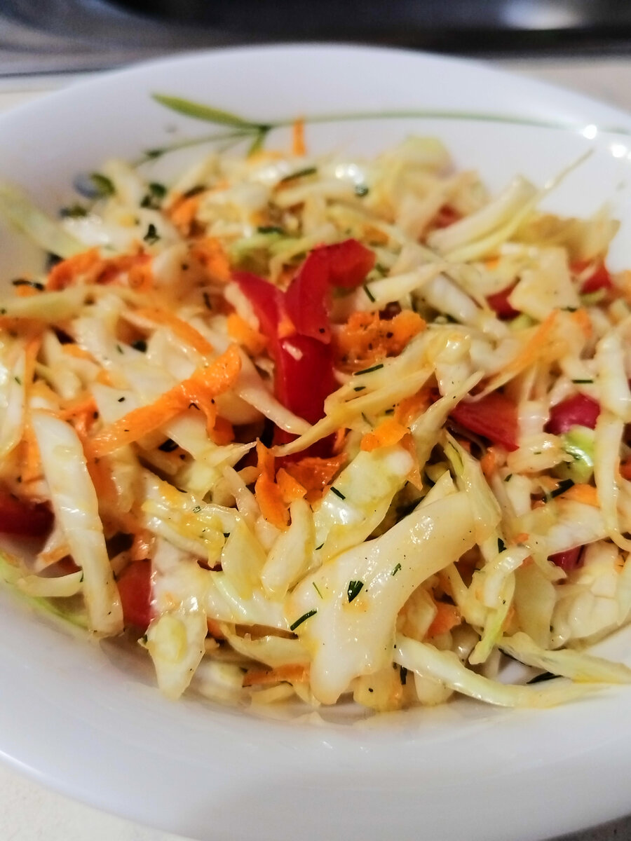 Всем привет! Сегодня поделюсь рецептом очень вкусного и полезного салатика из белокочанной капусты. Итак, Вам понадобится: