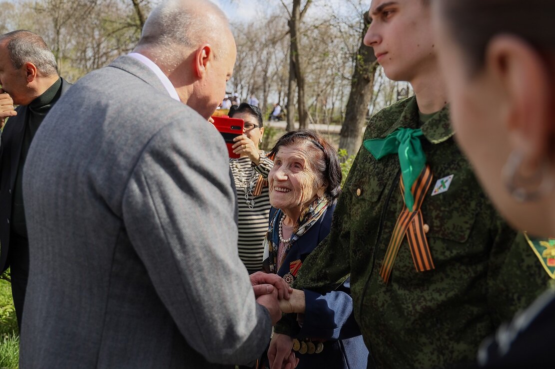 В Ереване на алее Пограничной Славы России в Парке Победы прошла высадка 100 берез. Фоторепортаж