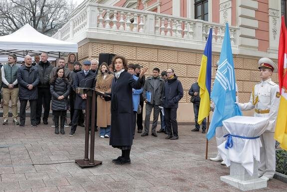    Одри Азуле (в центре) на открытии мемориальной доски в память включения исторического Центра Одессы в список ЮНЕСКО. Фото: Nina Liashonok/globallook.com