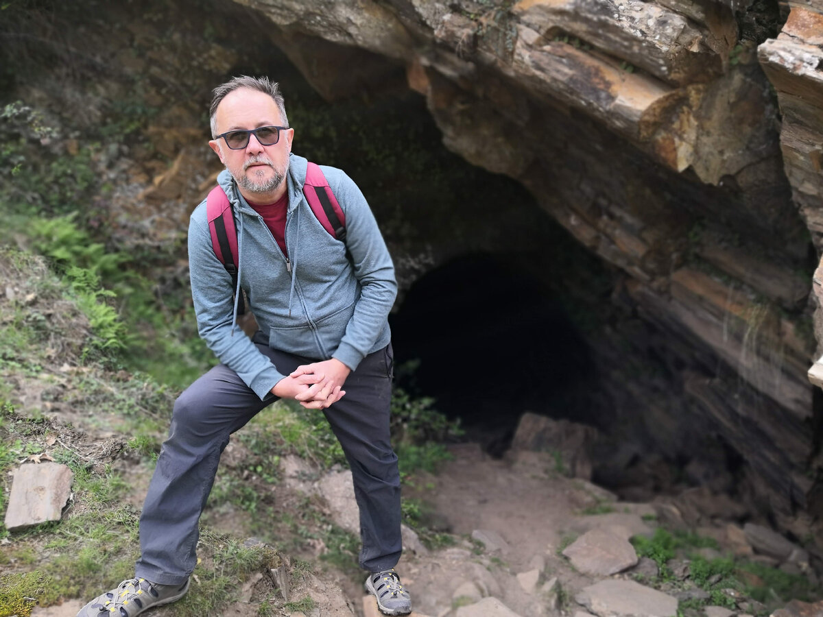 Даниил Кислов (автор канала) на фоне входа в заброшенную шахту La Probadora