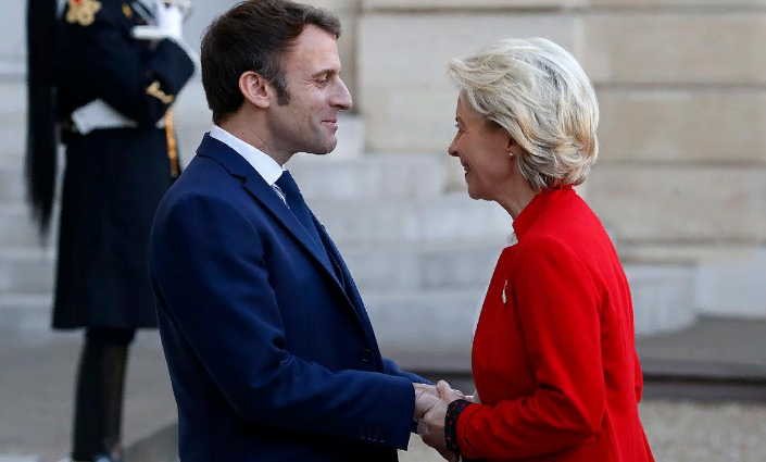 Ну, что, полетишь со мной в Китай? - А что скажет твоя? - А я ее не возьму! (фото с сайта rbc.ru)