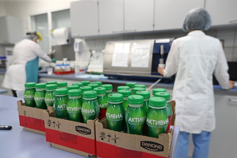     Сотрудницы во время производства кисломолочной продукции на молочном комбинате Danone в Чехове. Фото: Станислав Красильников/ТАСС