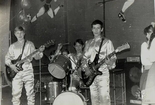 Фотография была черно-белой и исцарапанной. 