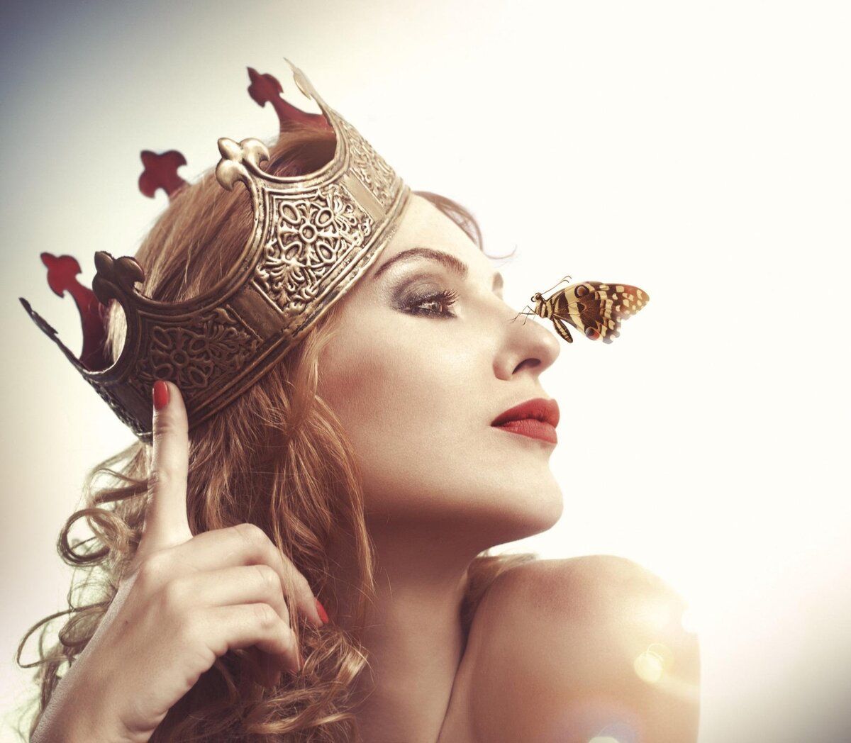 Мама Зайчика, Люда, таскала дочь на матах, била, истерила, обвиняла, оскорбляла, пила и шлялась. Но для дочки хорошая она. Но плохая - я. Потому что я прошу не ходить по дому в обуви. И еще я мачеха. Вот так. Источник: uhd.name