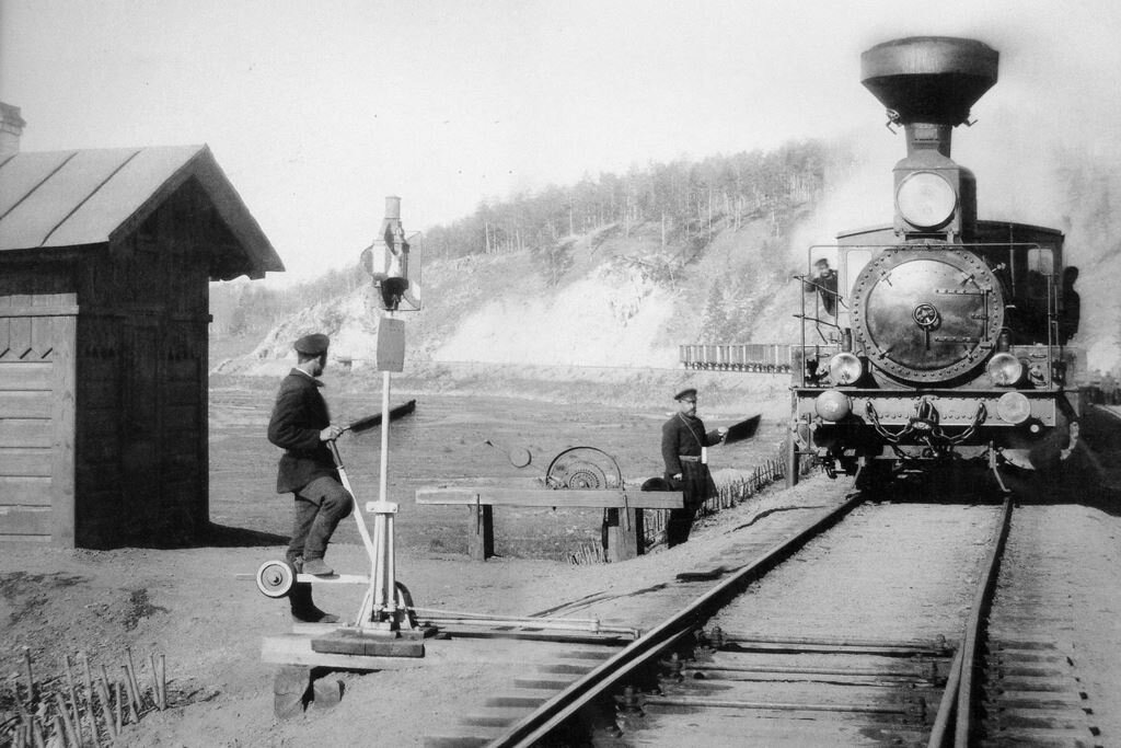 Вот не знаю почему, но мне кажется, такое ретро фото будет в тему... Ведь у нас так много любителей вспомнить, что раньше трава была зеленее, и небо голубое!