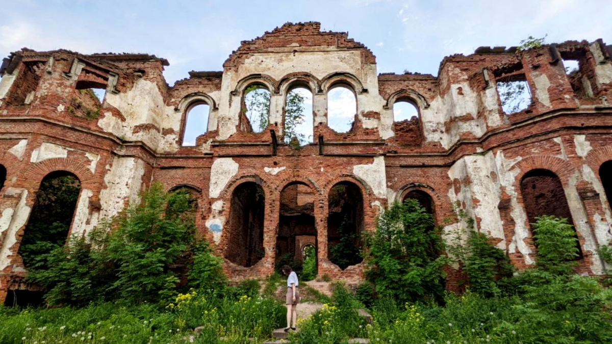 Развалины усадьбы в деревне Гостилицы