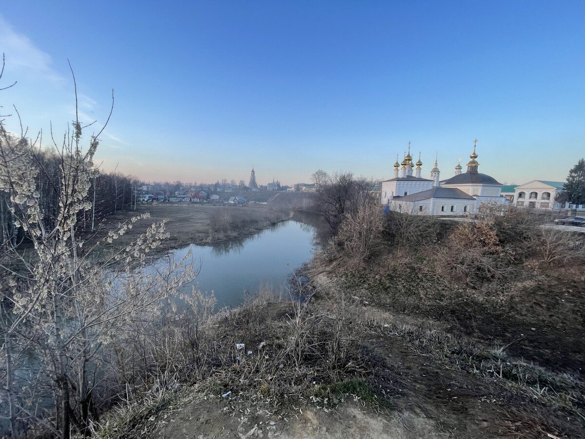 Туман опустился на Суздаль весенним вечером. И, стоя на холме, можно было почувствовать себя Ёжиком, который вздрагивал от красоты в сказке Сергея Козлова.