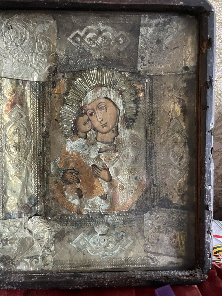    По мнению Олега Колесникова, данную икону мог держать в руках последний кошевой атаман Запорожской Сечи Петр Калнышевский