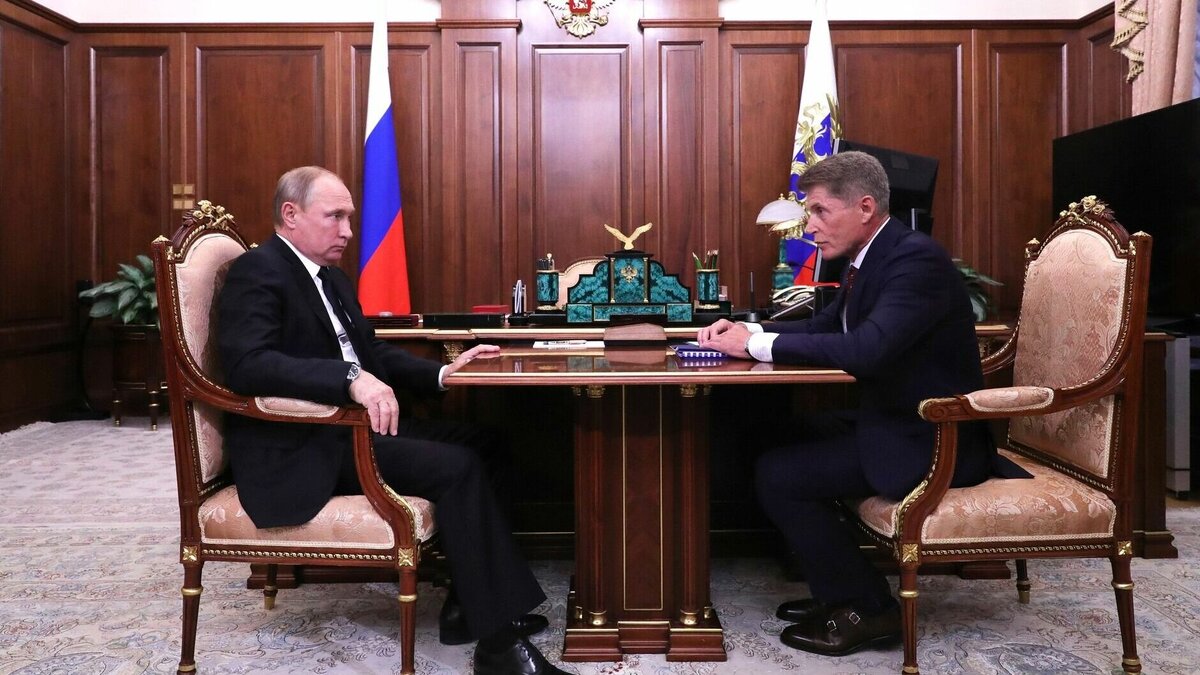     Президент России Владимир Путин встретился с губернатором Приморского края Олегом Кожемяко, чтобы обсудить развитие региона. На встрече были освещены вопросы социально-экономической ситуации в Приморье, а также рассмотрены планы по строительству новых портов и увеличению грузооборота в регионе.
