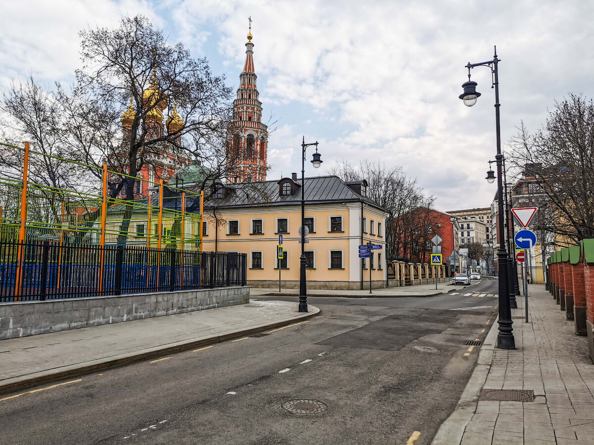 1-й Кадашёвский переулок. Налево уходит 2-й Кадашёвский переулок. Когда-нибудь пофотографирую и его.