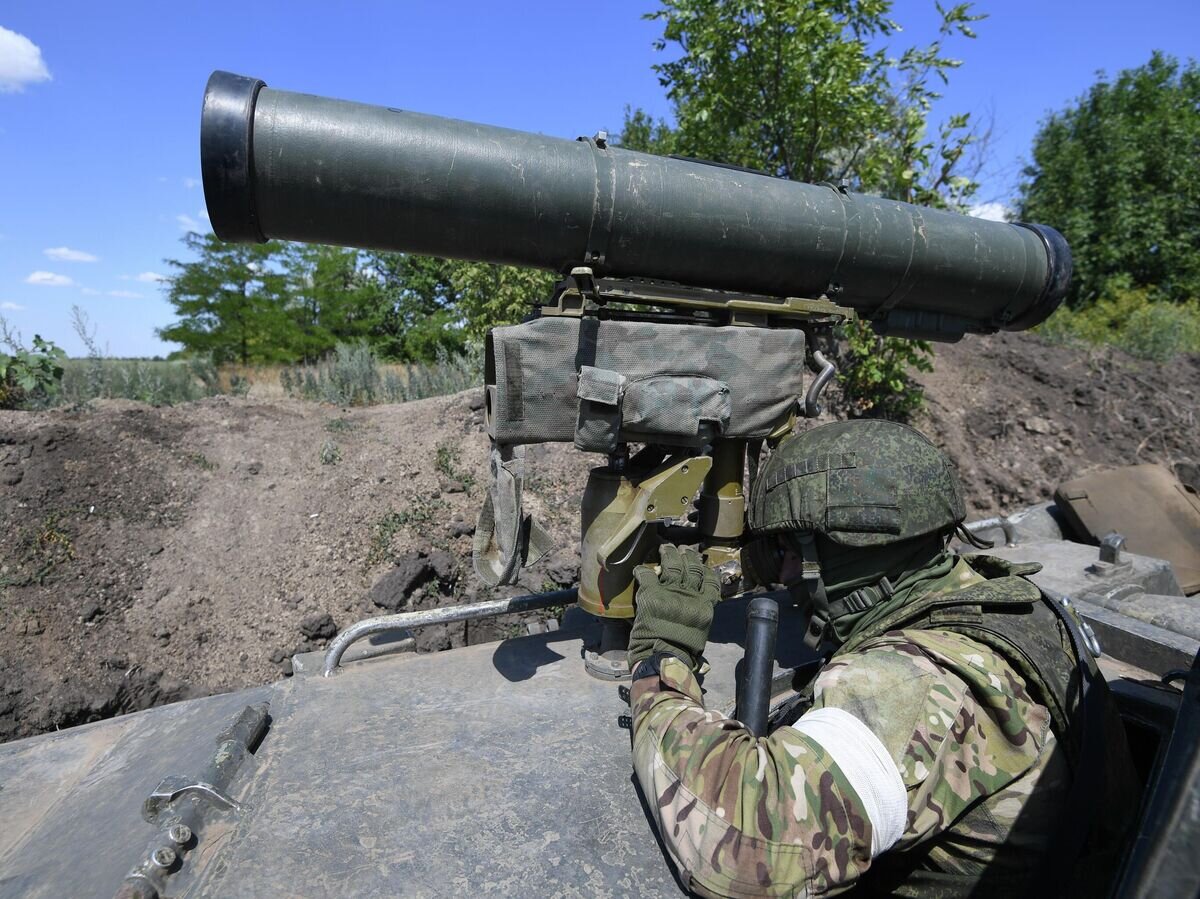    Военнослужащий десантной противотанковой батареи ВДВ управляет с боевой машины десанта противотанковой ракетой "Корнет© РИА Новости