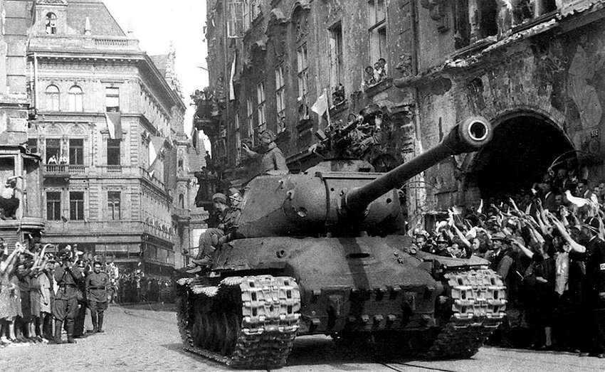 Красная армия в освобожденной Праге 