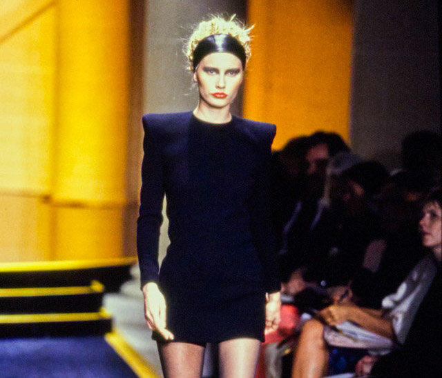 Коллекция Atelier Versace осень 1997 запомнилась всему миру не только благодаря той одежде, которая в ней была.
