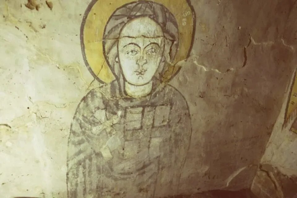 "Представление Божьей Матери".Богородица, изображенная в величественной позе, одета в темные одежды. В ее руках можно увидеть крест и книгу. На противоположной стене изображен Христос. Его правая рука изображена в жесте благословения, а левая держит фрагментарно сохранившуюся книгу", - описывают археологи. (fot. Magdalena Skarżyńska/Polish Centre of Mediterranean Archaeology University of Warsaw)