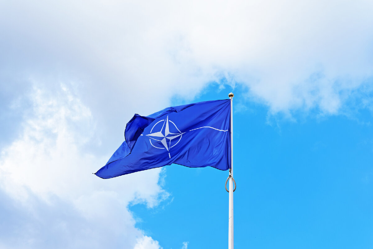 Флаг НАТО. Флагшток НАТО. Флаг Североатлантического Альянса. Флаг НАТО на флагштоке. Нато единый