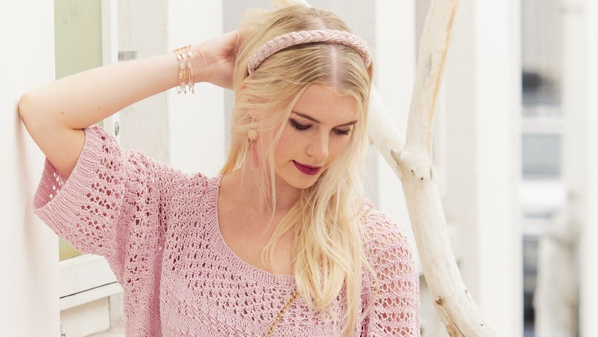    Розовый пуловер оверсайз