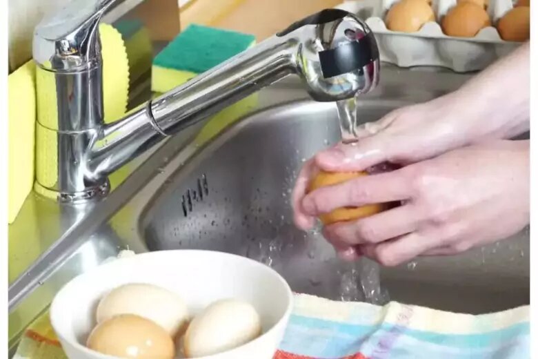 Почему нельзя мыть яйца. Помыть яйца. Мытое яйцо. Как приготовить яйцо чтобы легко чистилось. Прибор для того чтобы яйца легко чистились.