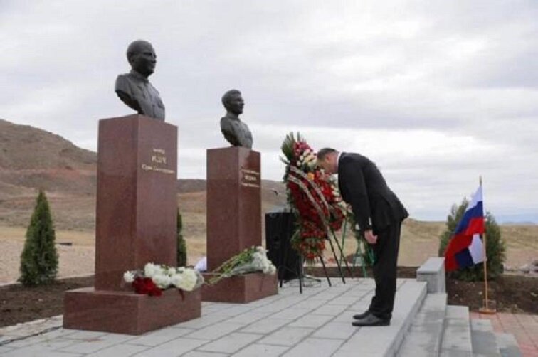По инициативе армянской стороны 9 ноября 2021 года состоялось открытие памятника погибшему экипажу российского боевого вертолёта МИ-24. Фото из открытых источников сети Интернета