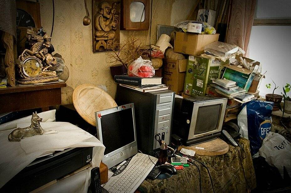 захламленный дом. Windows без лишнего хлама. завалы в квартире. хлам в квартире. ос виндовс 7 максимальная.